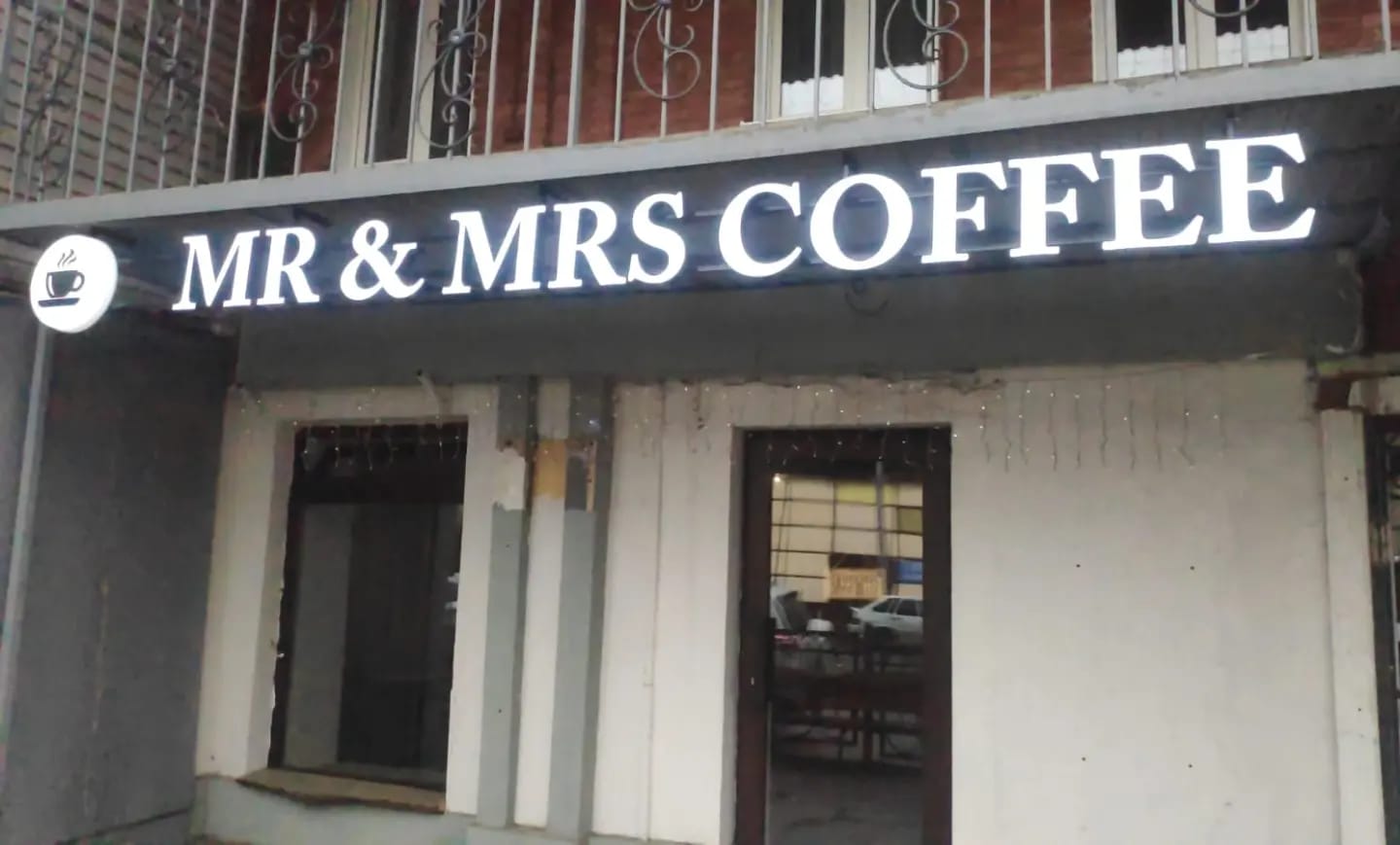 Фасадная вывеска - MR&MRS Coffee